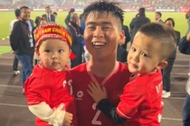 Duy Mạnh hạnh phúc chạy đến bế hai con sau chiến thắng