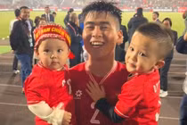 Duy Mạnh hạnh phúc chạy đến bế hai con sau chiến thắng