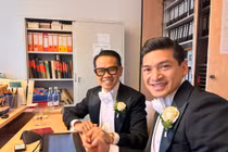 Thái Công tay trong tay bạn đời, chính thức công khai kết hôn