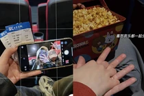 Kiểu chụp ảnh cho các cặp đôi khi đi xem phim ngày Valentine