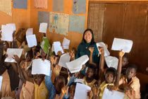 Cô giáo Việt qua châu Phi dạy học, mặc áo dài đứng lớp