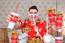 Bí mật sau những video “triệu view” của thánh ăn nổi tiếng thế giới