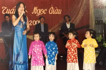 Gia đình chị em sinh 4 bằng thụ tinh ống nghiệm gây “sốt mạng“