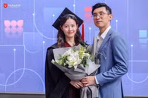 Thiếu gia Sài Thành tháp tùng vợ nhận đi nhận bằng thạc sĩ