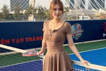 Em gái Công Vinh diện váy ngắn, chăm chỉ khoe dáng trên sân pickleball