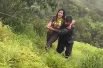 Mải mê chụp ảnh tự sướng, cô gái rơi xuống vực sâu 18 mét