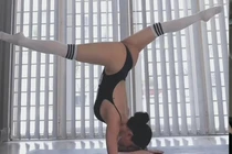 Netizen “ngượng chín mặt” với loạt động tác yoga của Sĩ Thanh