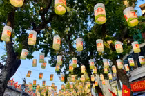 Rợp bóng đèn lồng Quốc kỳ phố bích họa Phùng Hưng đón 10/10