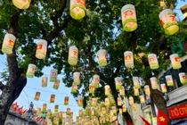 Rợp bóng đèn lồng Quốc kỳ phố bích họa Phùng Hưng đón 10/10