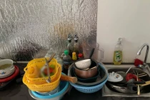 Bạn cùng phòng thường xuyên dẫn bạn trai về khiến cô gái “cạn lời”