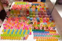 Trend xé túi mù: Niềm vui chốc lát đổi lại gì?