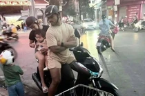 Khoảnh khắc Xuân Son chở vợ bằng xe máy mua bánh chuối viral MXH