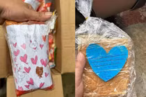 Xúc động những dòng gửi gắm của các em học sinh đến vùng lũ