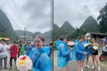 Nữ du khách Tây xúc động khi được trai Việt tặng quà đặc biệt