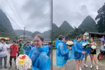 Nữ du khách Tây xúc động khi được trai Việt tặng quà đặc biệt