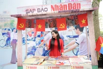 Giới trẻ hào hứng xếp hàng nhận ấn phẩm đặc biệt Báo Nhân Dân