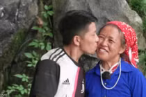 Khó tin cặp đôi đũa lệch Hà Giang tuổi vợ gấp đôi tuổi chồng