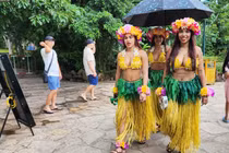 Du khách ngoại quốc thích trải nghiệm cáp treo qua Hòn Thơm