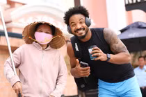 MXH viral khoảnh khắc Xuân Son rạng rỡ chụp ảnh cùng chị lao công