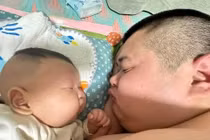 Nhìn loạt ảnh này, nhiều bà mẹ chỉ biết ngậm ngùi “kiếp đẻ thuê“