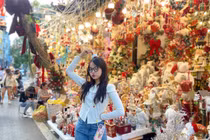 Phố Hàng Mã ngập tràn đồ trang trí Giáng sinh cực thích mắt