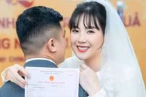 Ly hôn 7 tháng, MC Mai Ngọc khoe giấy kết hôn với doanh nhân