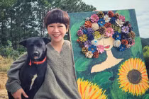 Cô nàng tóc tém “vẽ tranh” bằng quả thông kiếm tiền triệu