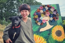 Cô nàng tóc tém “vẽ tranh” bằng quả thông kiếm tiền triệu