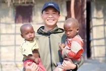 Hành trình từ anh thợ xây đến hiện tại của Quang Linh Vlogs