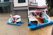 Người dân vùng lũ tận dụng mọi phương tiện từ đạp vịt, chèo sup