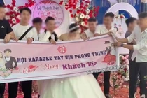 Hội bạn đi đám cưới mang theo băng rôn phản cảm, kém duyên