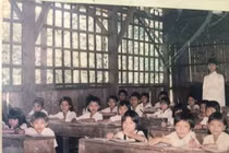 Loạt ảnh lớp học xưa bàn sờn, ghế mẻ khiến người xem xúc động