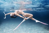 Nữ giảng viên thanh nhạc diện bikini, hóa nàng tiên cá đi lặn biển