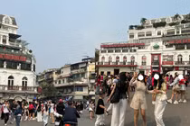 “Hàm cá mập” thất thủ khi người người nhà nhà đổ xô check-in