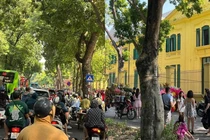 Đông nghịt người “săn nắng” mùa thu trên phố Phan Đình Phùng