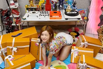 Khoe ảnh unbox loạt đồ hiệu, nữ DJ tạo dáng khiến fan đỏ mặt