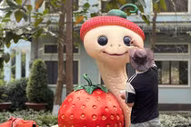 Linh vật rắn dâu Thảo Cầm Viên Sài Gòn đốn tim khách tham quan