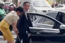 Xôn xao người đàn ông đi Mercedes rút kiếm dọa nhân viên môi trường