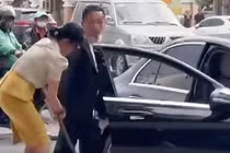 Xôn xao người đàn ông đi Mercedes rút kiếm dọa nhân viên môi trường