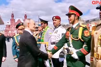 Nam quân nhân Việt bắt tay Tổng thống Nga tạo khoảnh khắc “để đời“