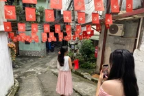 Nhá nhem tối, nhiều người vẫn nườm nượp đến ngõ cờ hoa check-in