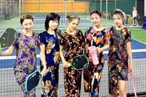 Diện outfit “bà thím” lên sân pickleball, người chơi gây bão mạng