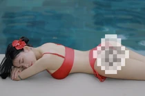 Nữ streamer diện bikini khoe dáng không tì vết bên hồ bơi