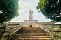 Cột cờ Hà Nội mở cửa Tết Dương, giới trẻ rủ nhau check-in