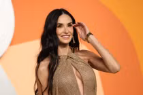 Nhan sắc mỹ nhân 62 tuổi là “Người đẹp nhất thế giới năm 2025“