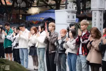 Đầu năm, giới trẻ đua nhau đi chùa Hà cầu duyên “thoát ế“