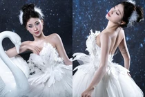 Louis Phạm hóa thân thành nàng thiên nga trắng, chăm chỉ đăng ảnh