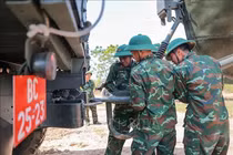 Cận cảnh ghép cầu phao nơi cầu Phong Châu bị sập