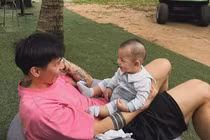 Đoàn Văn Hậu chăm chỉ khoe ảnh ông bố bỉm sữa