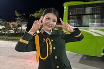 “Gái xinh lắc hông” Xuân Ca diện quân phục khiến netizen bất ngờ